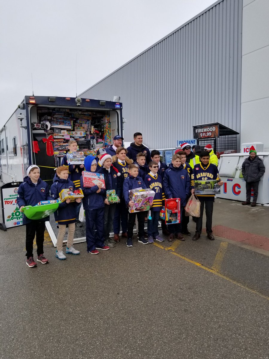 SSPAuxiliary's tweet photo. Members of the Bradford Bulldogs Minor Bantam A hockey team stopped by @SouthSimcoePS @CTVBarrieNews #ToyMountain toy drive in @TownofBWG they each brought a toy to help #stuffthecommandpost. Big thanks to the players, coaches and parents for supporting our toy drive. https://t.co/RbpWwAAvYd
