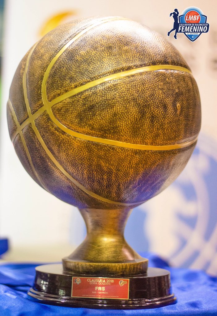 LMBF_ELSALVADOR's tweet photo. |#CL2018|

¡#FinalesLMBF ! 🏀✨🌸

✨🏆#CopaGolden

📸#GaleríaLMBF

¡Preseas de Campeón y Sub Campeón! Gracias a los diseños exclusivos de nuestro socio Torogoz “El sello de lo bello” 

🥇Santa Tecla B.C. Campeón 
🥈FAS Sub Campeón 

📸FESABAL https://t.co/58e8F4vYop