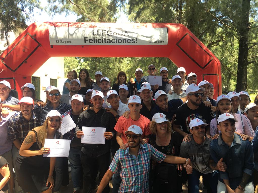 aplaprade's tweet photo. Hoy finalizaron su tratamiento 21 residentes! Una nueva Ceremonia de Egreso con toda la gran familia de El Reparo para celebrar el esfuerzo y la satisfacción del trabajo realizado, con mucha emoción y mucho amor. https://t.co/4hFsdKqZb3
