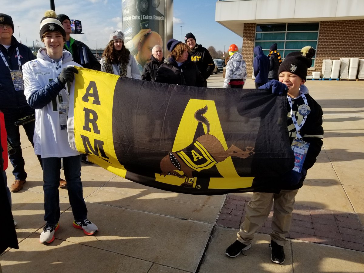 ChrisHartley91's tweet photo. WPAOG tailgate was a blast! Go Army! #ArmyNavy https://t.co/DObUFbJ9SY