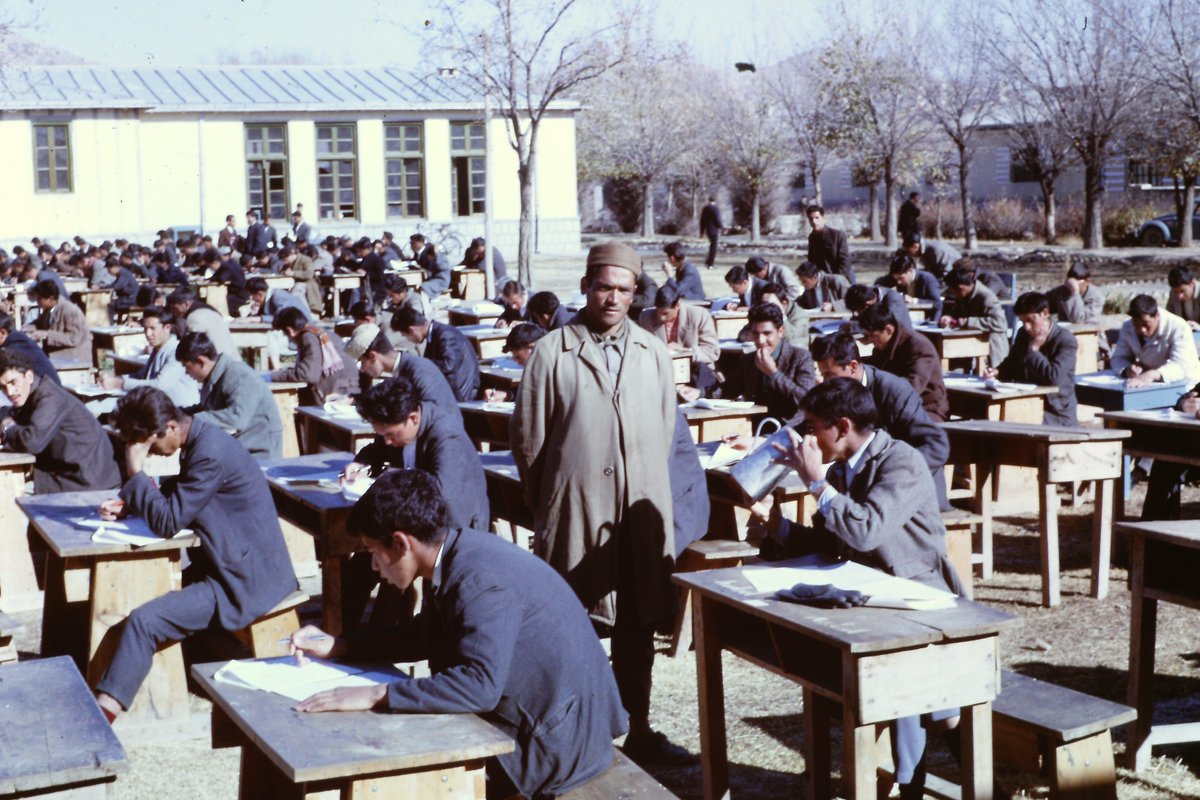 TCgottesman's tweet image. Good luck on finals! Our extended hours start tomorrow- Monday, 12/10, and we&apos;ll be closing at 1a every night until Wednesday, 12/19! 

[📷: Kabul University students taking exams in 1965, via #PocketKnowledge: go.tc.edu/devte]
