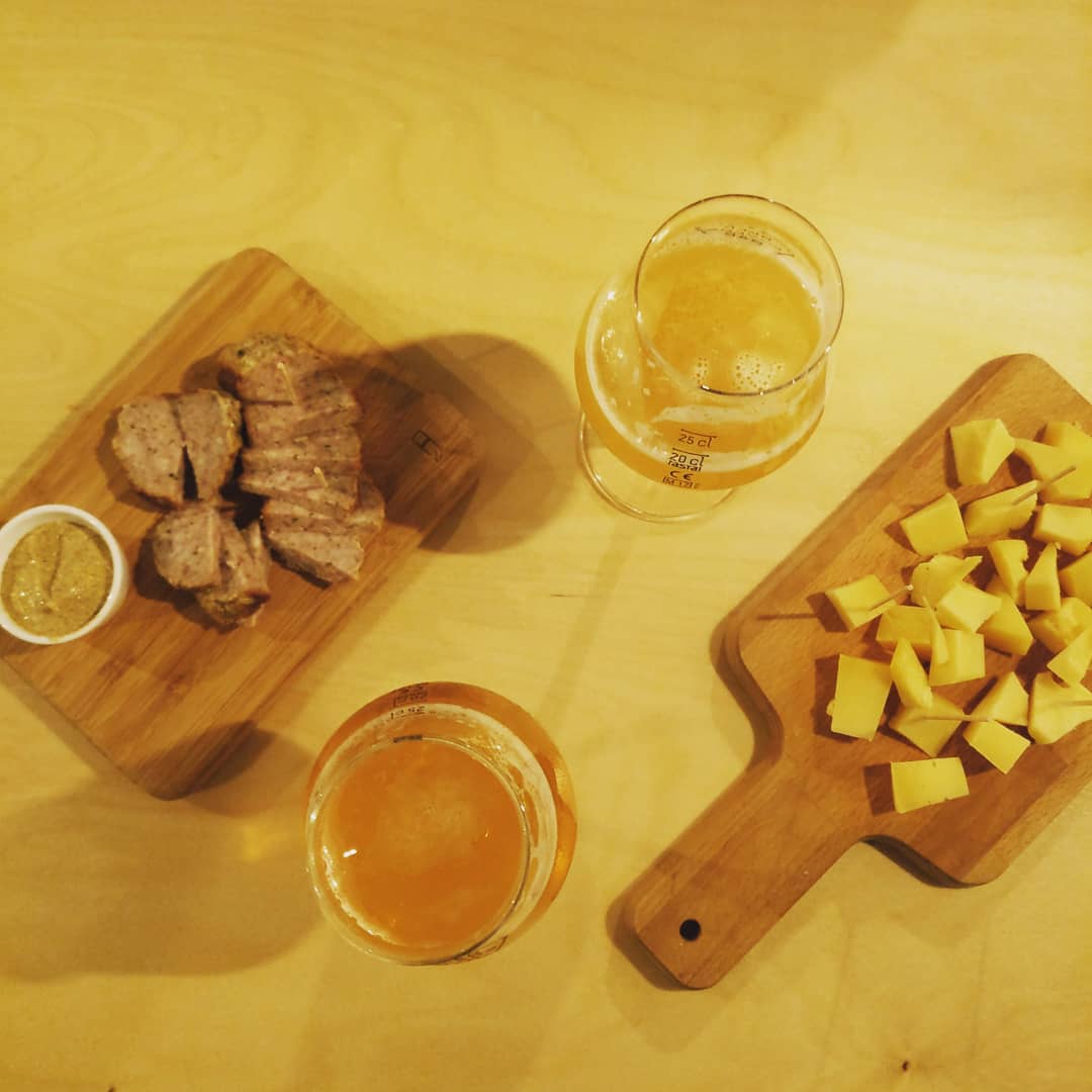 KimOpdurp's tweet photo. We sluiten af bij de BeerloversBar waar ik een #madhopsonacid en een #funkyespresso van @laugarbrewery kies. 
#buurvrouwenbuurvrouw https://t.co/hSOUkn1yNn
