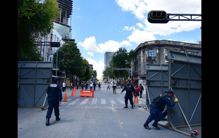 contintafuerte's tweet photo. #Entérate

Retiran vallas metálicas en las inmediaciones de la @SEGOB_mx en la #CDMX https://t.co/r28RvtROdk