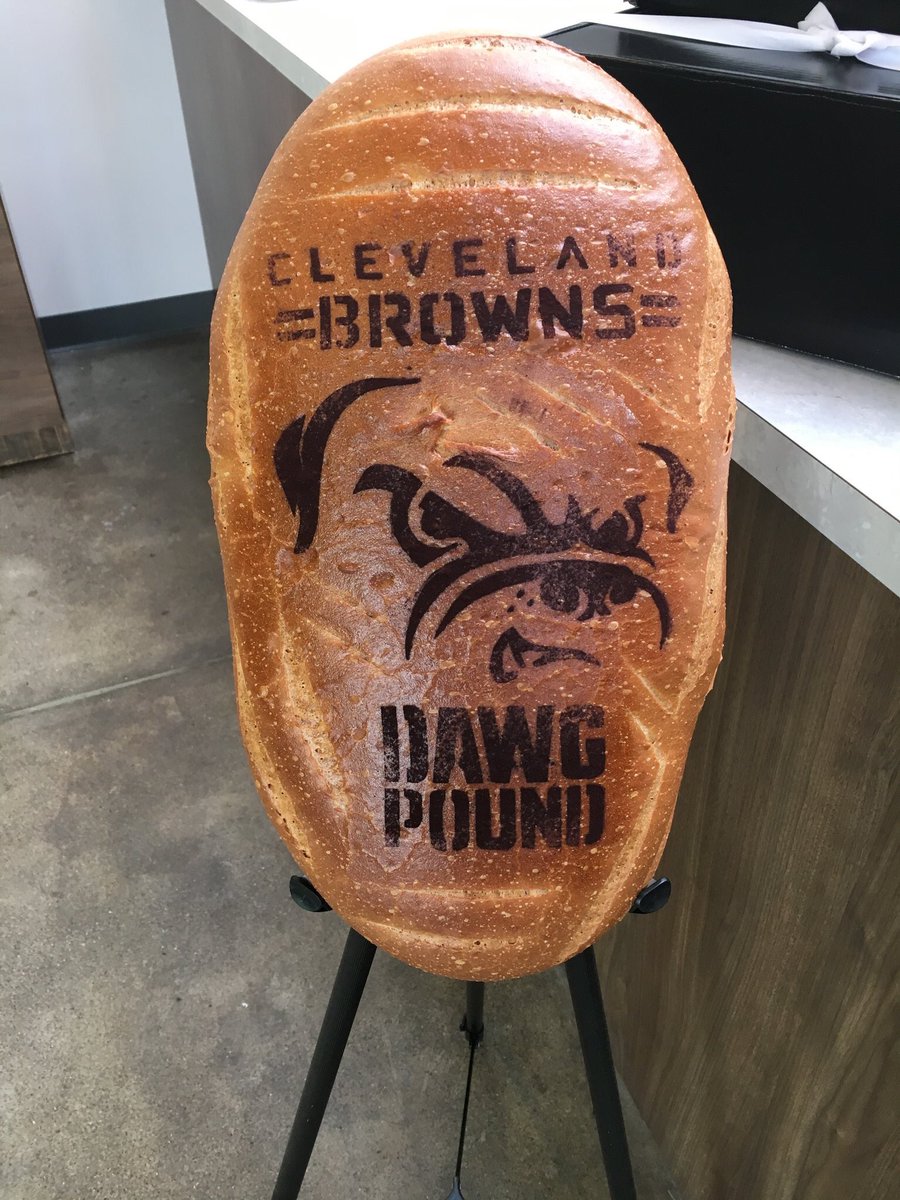 TowardsEmploy's tweet photo. On Friday, Browns players  @Kirko58, @SethDevalve, Brian Price and Earl Watford visited @bloom_bakery to decorate #HolidayShop cookies and announce a $75k donation to TE! Thank you to the @browns org, the @nfl, and the players for their support. @BrownsGiveBack #give10 https://t.co/JdjDeehQon