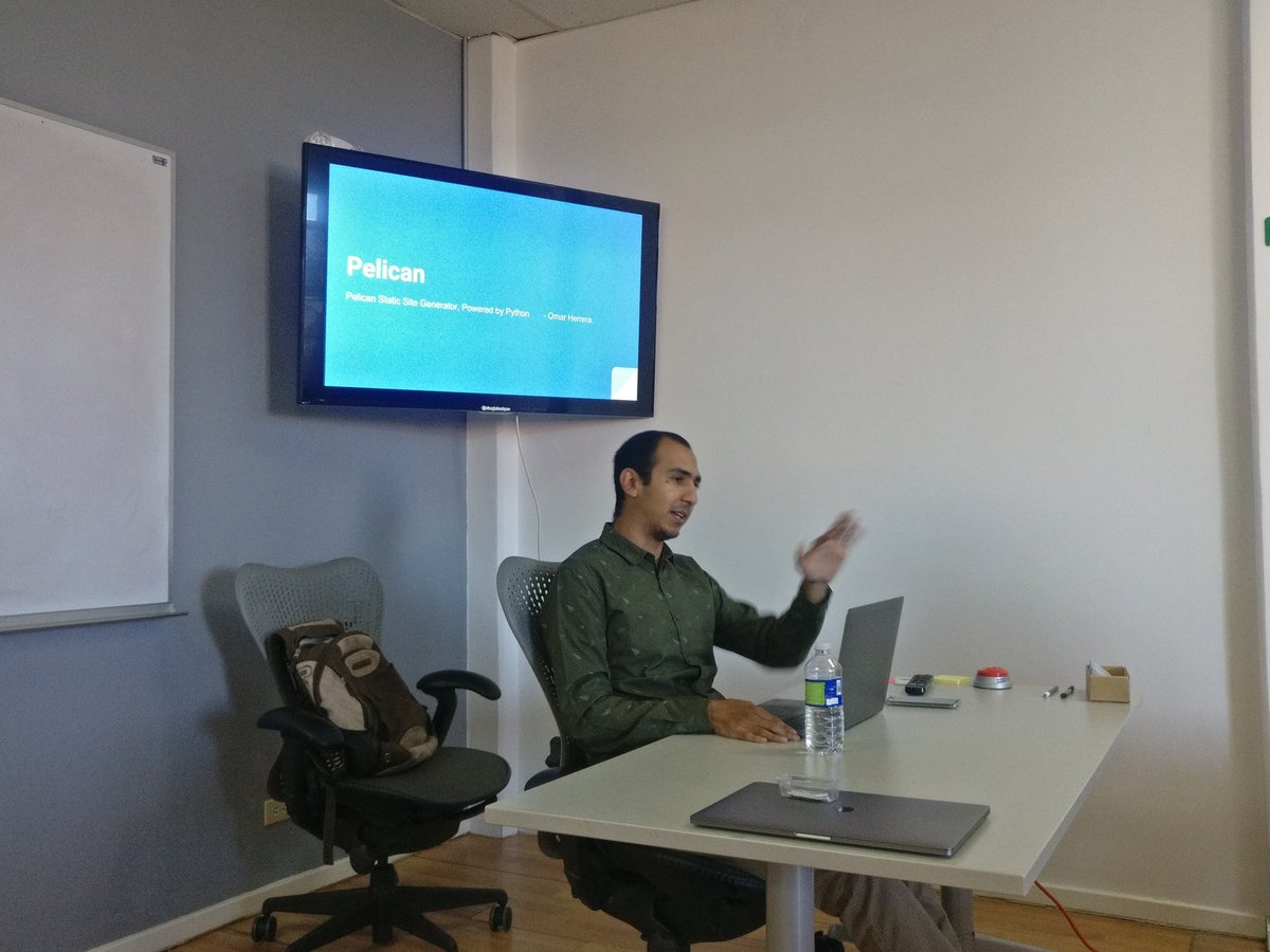 PythonTijuana's tweet image. Omar Herrera hablando sobre Pelican en el Intercomunidades Tijuana. #PythonTijuana