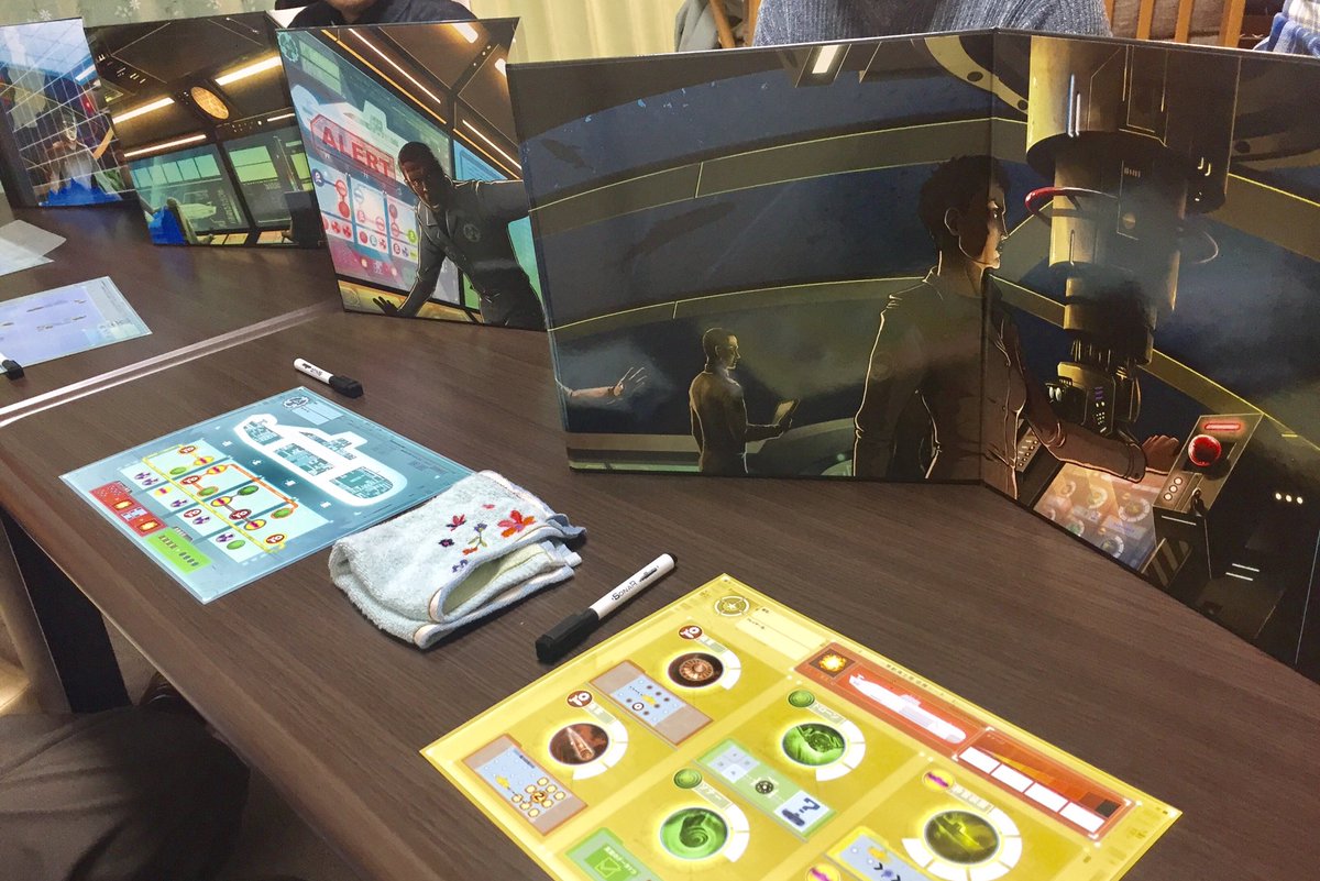 キャプテンソナー🛥
8人全員で出来るゲームという事で、みんながアレね!って出て来たキャプテンソナー
4対4のチーム戦
私、初めてなので艦長させてもらいました👨✈️
優秀な通信士、航海士、機関士の冷静な判断で見事勝利。
そして忘年会🍲
野菜の水分だけのお鍋にフグ・鳥鍋もおいしかった〜✨
