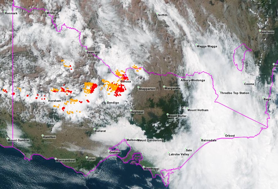Lots of lightning across #Victoria, with the dots representing lightning strikes in the last 10 mins! The storms are high-based so not much rain reaching the ground yet, but can still be tracked on the radar ow.ly/8Elm50jTz86