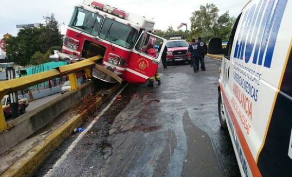 luis77745391759's tweet photo. Esta es otra de las unidades que el jefe de tacubaya MONRROY destruyó pero está fue por encontrarse drogado y borracho @rosaicela_ el heroico cuerpo de bomberos necesita exámenes antidopaje https://t.co/6OLcFmzN3q