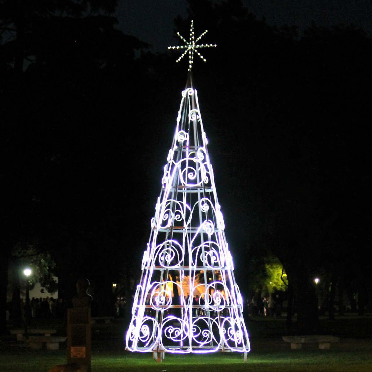 ¡ENCENDIMOS LOS SUEÑOS DE TODOS LOS LEONES!

El sueño de las familias leonenses, sus generaciones y proyecciones. ¡Celebremos juntos! <a href="/LoreBussi/">Lorena Bussi</a>