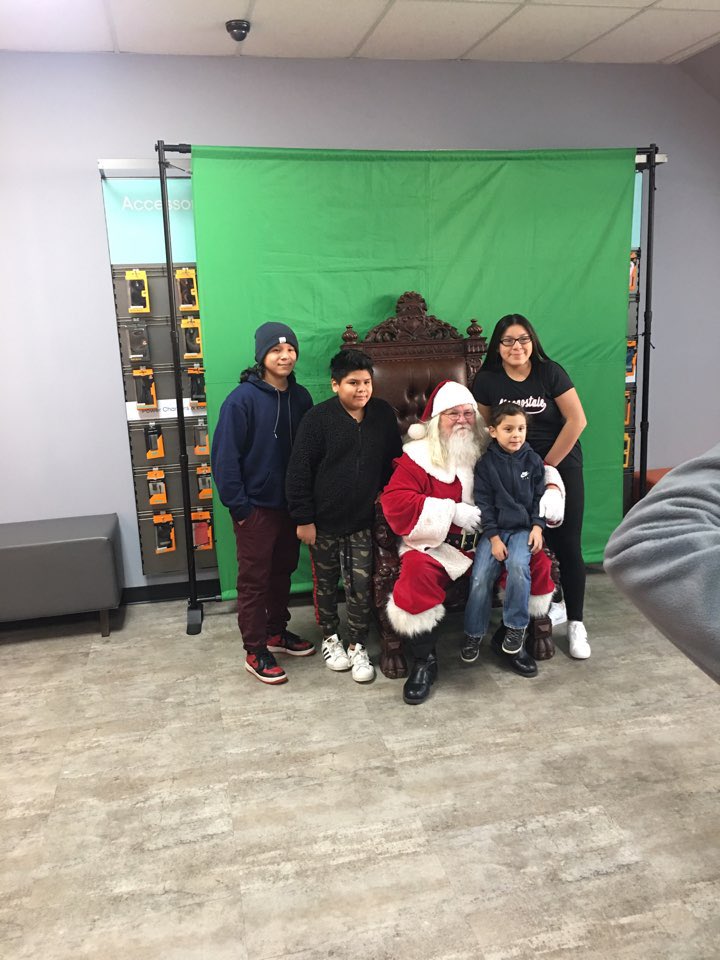 What a great turnout at the Santa Clause event at 5617 W. Belmont Ave in Chicago! Thank you <a href="/SPG_Tonya/">Tonya Lewis</a> for your support! #Boostnation #boostmobile <a href="/DCIcares/">DCI</a> <a href="/uhm_juna/">Juna Uhm</a> @JayMiglionico