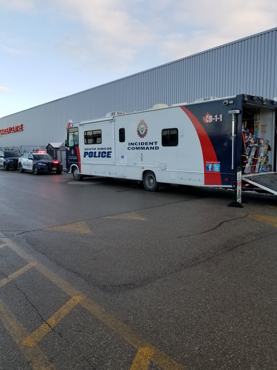 SSPAuxiliary's tweet photo. One hour left to help #stuffthecommandpost @SouthSimcoePS @CTVBarrieNews #ToyMountain. Once again everyone from @TownofBWG @townofinnisfil who donated have shown the true heart of our communities. Your giving spirit overwhelms us again this year. Thank you. https://t.co/wA5rjOMFKP