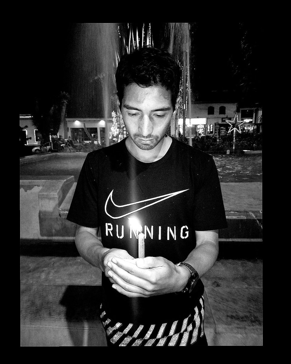 YesidRun18's tweet photo. Si tienes un sueño, protegelo.

Asi como al fuego del viento, que querrá apagar su luz. 🔥✨🕯️✨🔥

#Running #Nike #Fire #Dreams  #WithGodAllIsPossible #WithOutLimits #WeRunBogota #NikeRunning  #Instarunnersco  #Marathon https://t.co/vW6fjytFuJ
