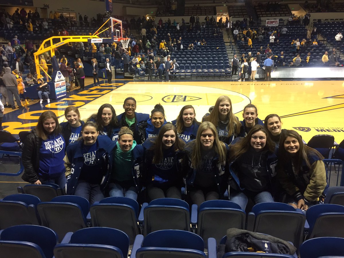 DefianceGBK's tweet photo. Great time today watch the Lady Irish at Toledo! Thanks @Arike_O for the picture, made our day! https://t.co/KLmZoqVSnB