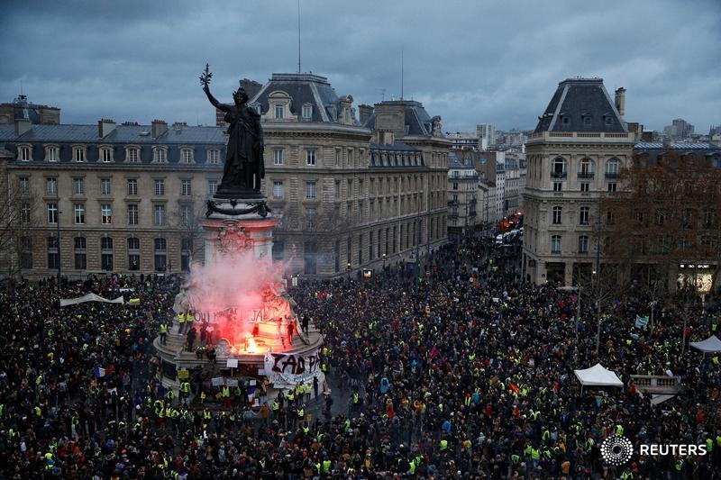 Reuters on Twitter: "A view of the Place de la Republique as protesters wearing yellow vests gather during a national day of protest by the 'yellow vests' movement in Paris https://t.co/hDiWs6mUNr https://t.co/4nS1xXNkFr" /