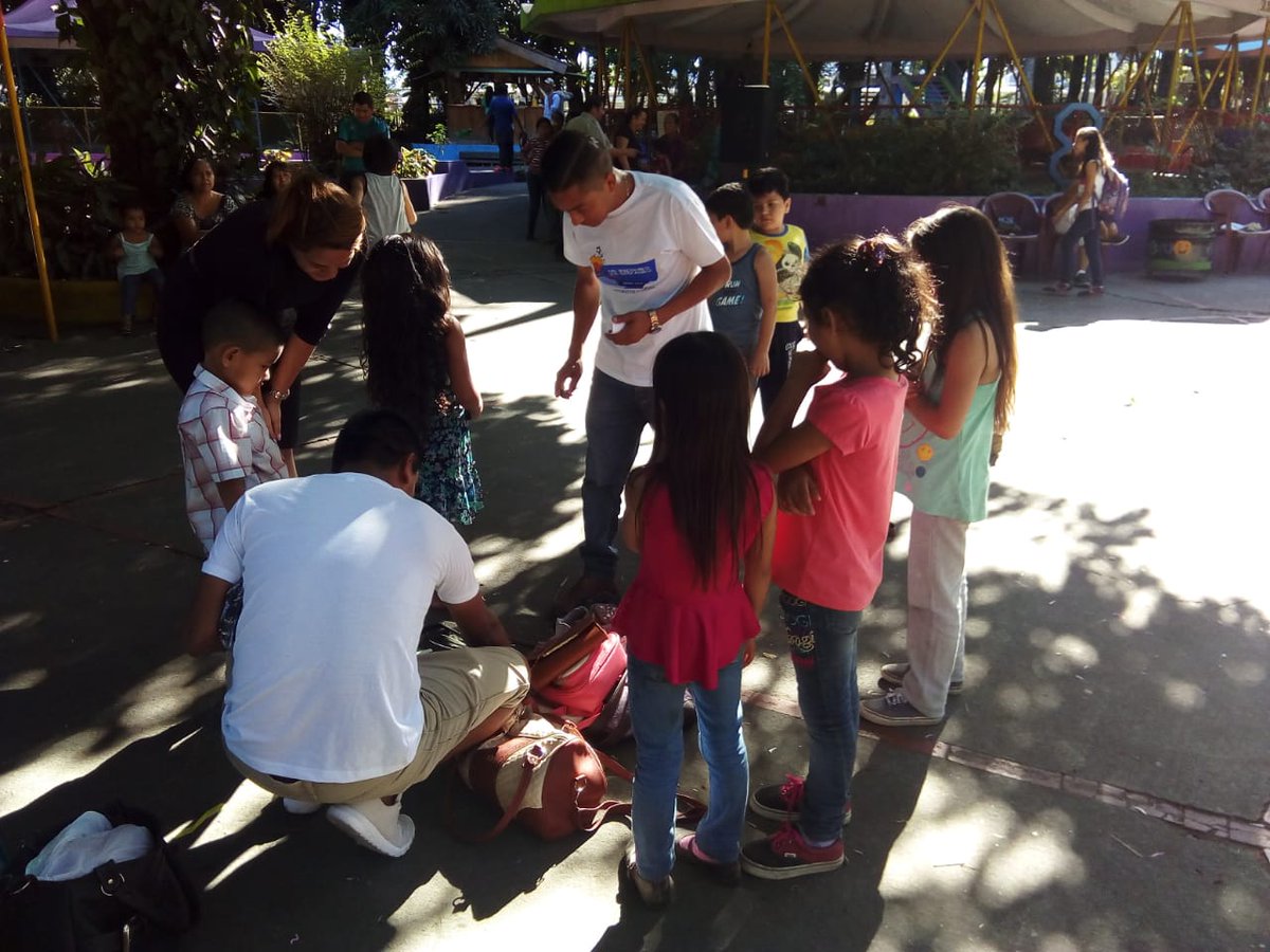DECP_MICULTURA's tweet photo. #EnDesarrollo #ParqueInfantilDeDiversiones Los niños y niñas junto a sus familias disfrutando de la dinámica "El rey pide" en #MiEspacioConviveSeguro. #MiCulturaSV #DECP https://t.co/Lox4wsELQz