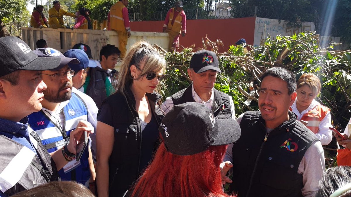 marcemunozmtz1's tweet photo. @LaydaSansores @Claudiashein tequio con las jefas Claudia y Layda en Barrio Norte para dignificar su colonia Alcaldía de Álvaro Obregón 👮‍♂️👮‍♀️ https://t.co/mLt6UApLdF