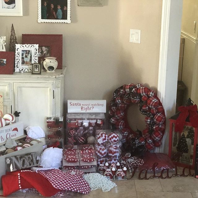 LittleMsMags's tweet photo. All new tree colors this year! So excited #merry #christmasdecor https://t.co/A3LRK9cleg https://t.co/qy9LQYRdHy