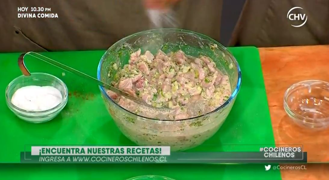 chilevision's tweet photo. ¿Alguien podría resistirse a este ceviche exótico? Aprende aquí cómo prepararlo usando nuevos y ricos ingredientes #CocinerosChilenos 😋😱👉 https://t.co/TmOotYZG0W https://t.co/ZB0GwfbEHR