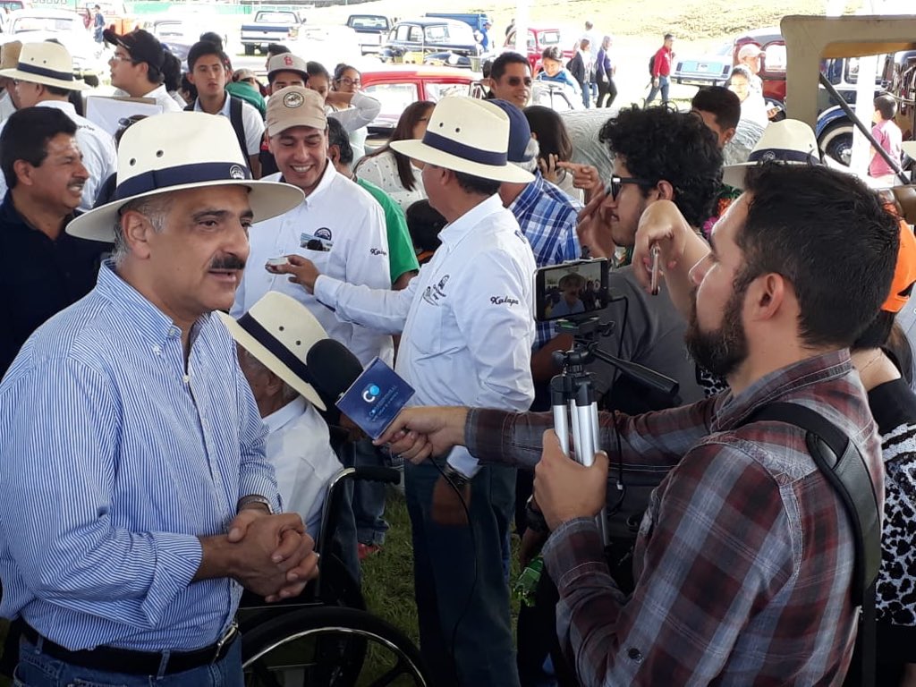 Me encuentro en el corte de listón del Club del Automóvil Antiguo de #Xalapa.

Es un gusto tratar y convivir con todos ustedes.