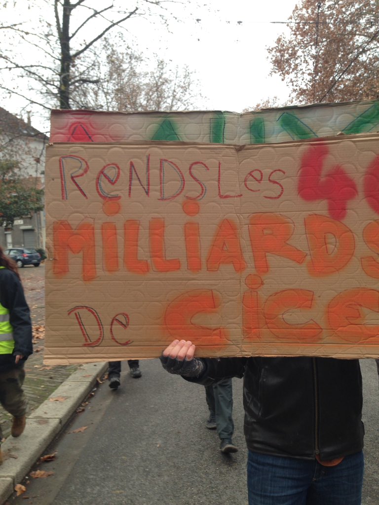 jsoldeville's tweet photo. #Grenoble Vu ce matin dans la manifestation : «Rends les 40 milliards de CICE». #giletsjaunes #marcheclimat #stopCICE #alarmeclimat #RendsLisfDabord https://t.co/YoIEwmRMyX