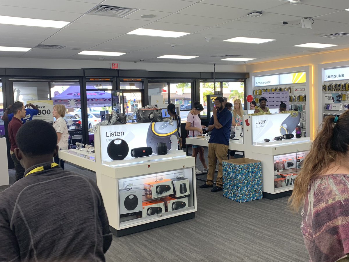 sprintstore1296's tweet photo. Big day is here!!! Come join us and get your Christmas Tree!! 4322 Hollywood Blvd #sprint #sprintway @JROSELL01 @SprintSouthEast @EddiePryor7 @Hot105 https://t.co/fabst6Q0Tu