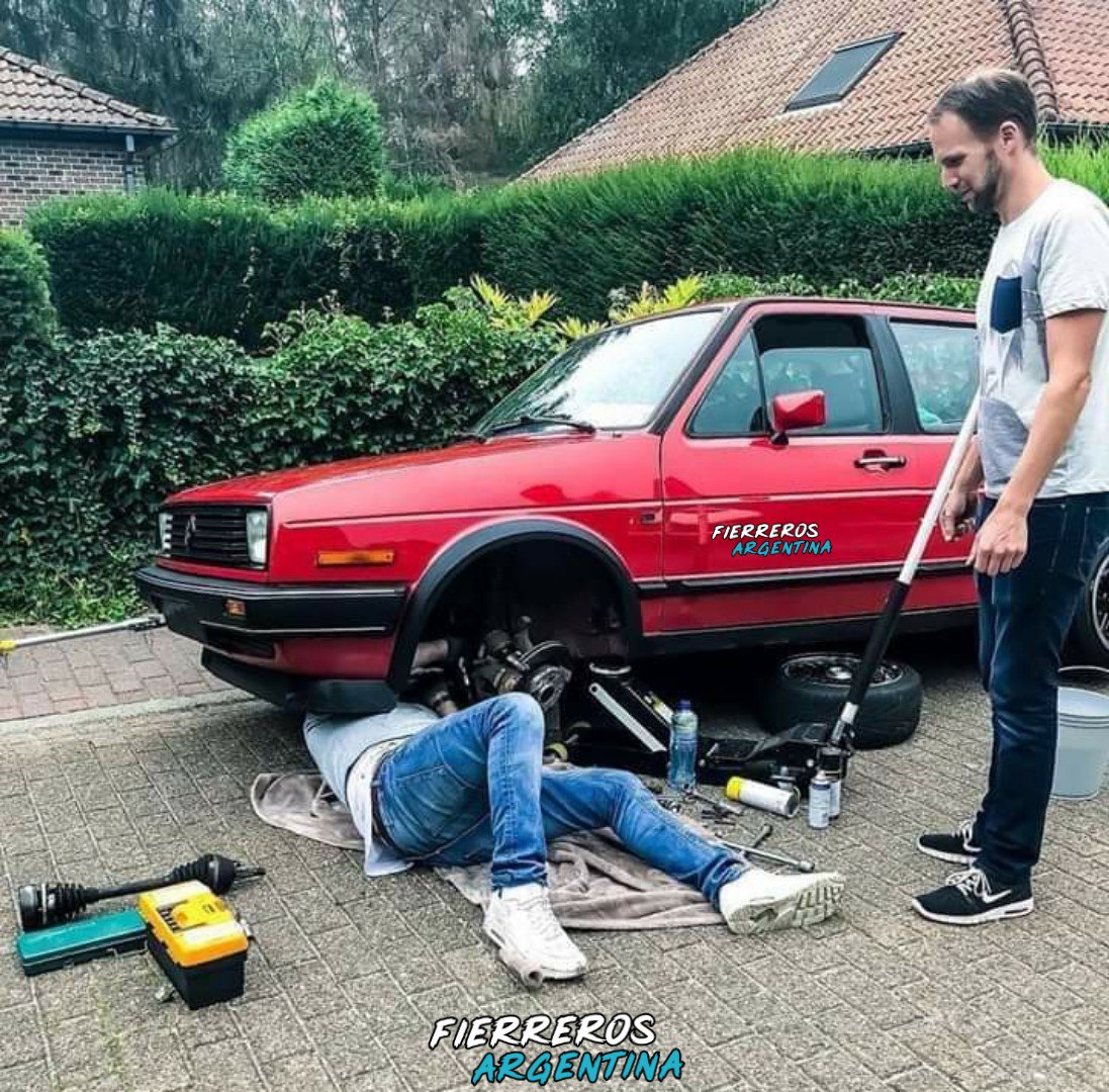 Quédate con ese amigo que además de subirse a tu auto y disfrutar, también se queda para ayudar a arreglar cuando algo está mal👌🏻🏁
<a href="/fierrerosargen/">fierreros_argentina_</a>