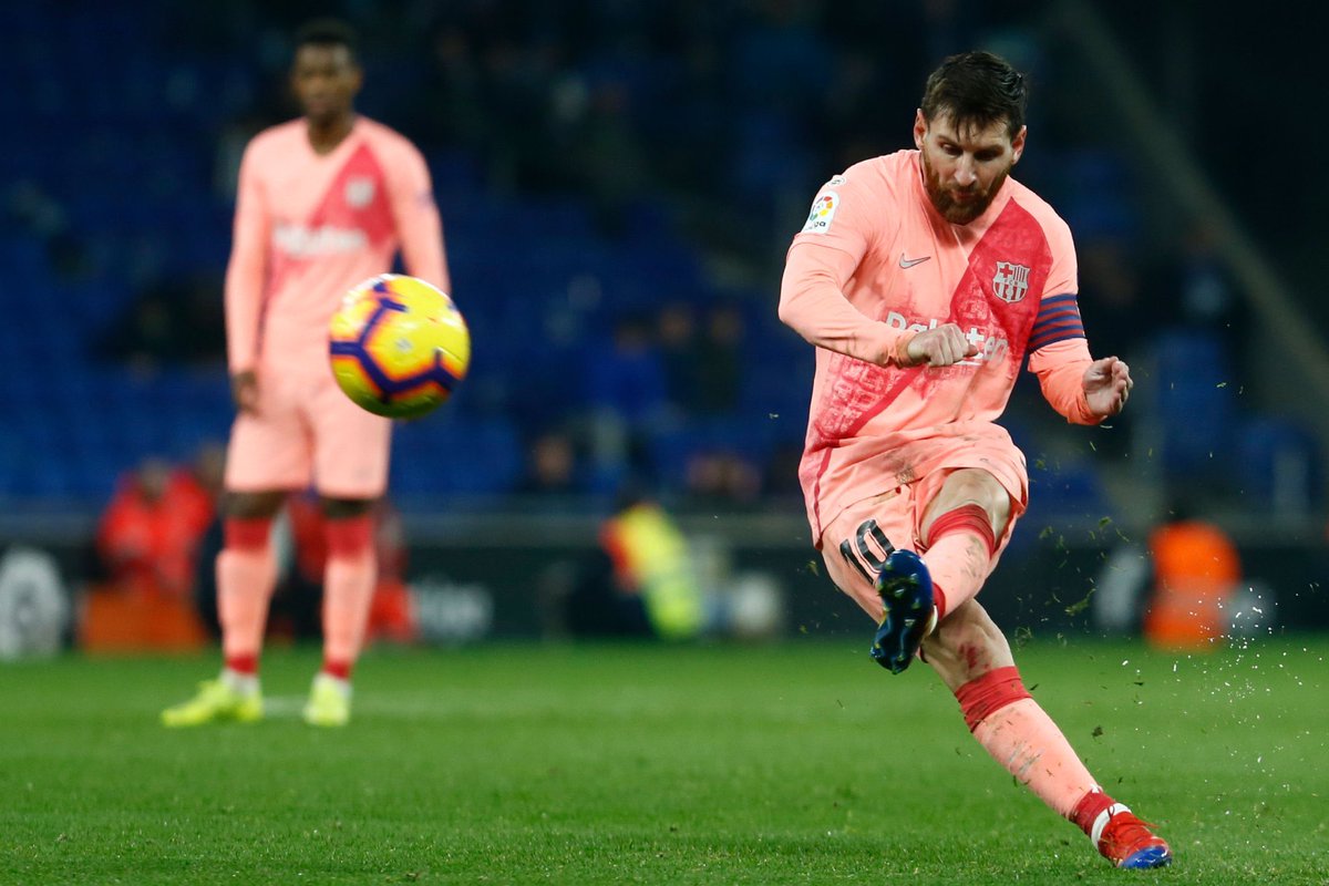 FootballFactly's tweet photo. Messi becomes the first player in La Liga history to score 10+ goals in 13 consecutive seasons. 👏👏

G.O.A.T 🐐 https://t.co/gn9Wgsb5dn