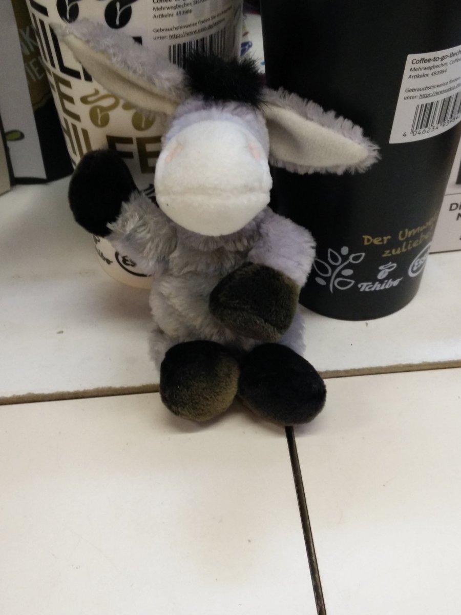 tgroeppel's tweet photo. Ein kleines Kind in #Gladbeck wird heute Abend ohne seinen Kumpel schlafen gehen 😢 Bitte helft ihm, damit er wieder nach Hause findet. Er hat es an der #Esso-#Tankstelle an der Sandstrasse zwar warm, aber er will trotzdem wieder nach Hause! #PleaseRT https://t.co/H8AGY6DVSF