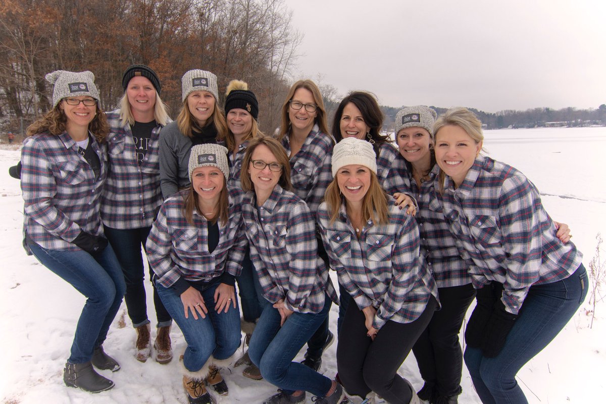 OMGPeeWeeAA's tweet photo. OMGHA PWAA Moms rocking the Lumberjack apparel!!! ⁦@YouthHockeyHub⁩ ⁦@OMGHA2k⁩ https://t.co/Z5hshqzQfk