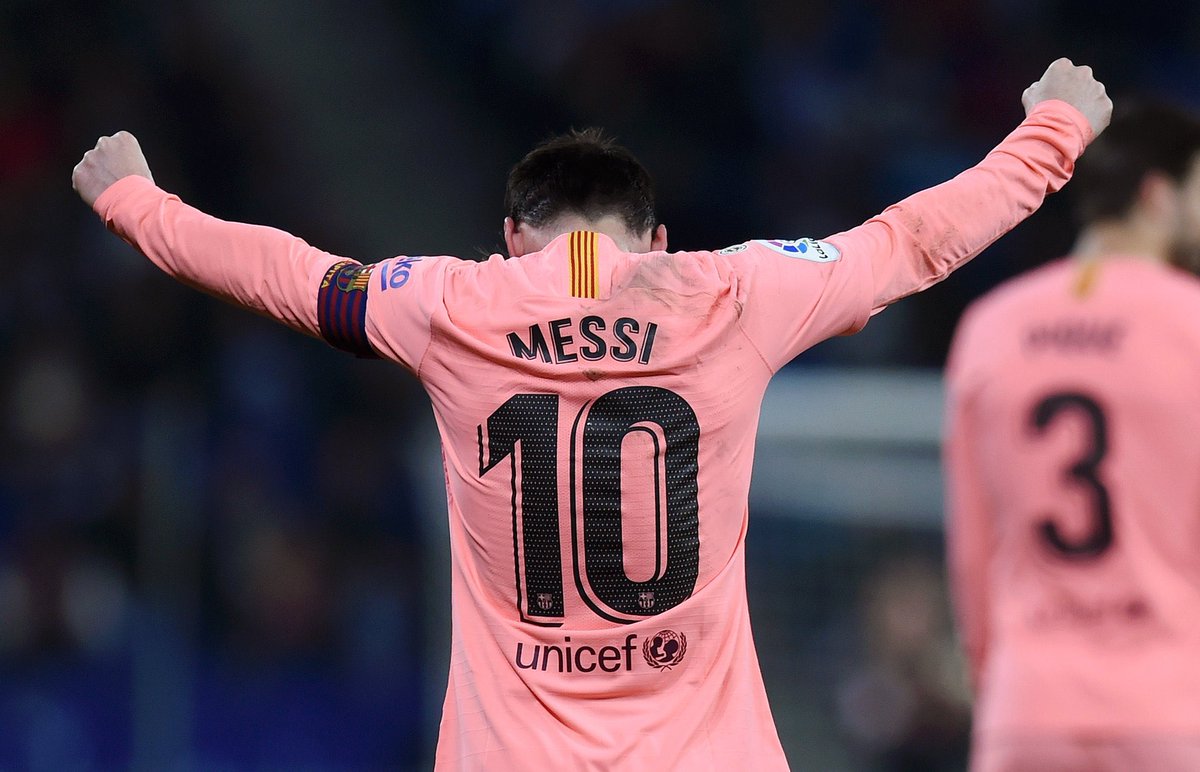 FootballFactly's tweet photo. Goals scored from direct free kicks in last 4 years from the top 5 leagues:

19 - Lionel Messi
...
18 - Juventus
14 - Lyon, Real Madrid, Roma
13 - Bayern
12 - Sampdoria, Monaco, PSG
11 - Chelsea, Liverpool, Milan https://t.co/LBA27aDdqu