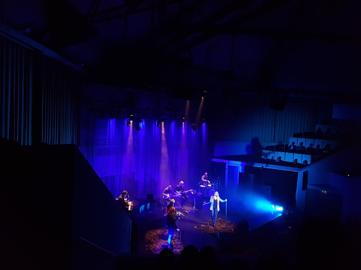 Een uitverkochte zaal in <a href="/MuziekgebouwEHV/">Muziekgebouw Eindhoven</a> bij <a href="/LisaLois/">Lisa Lois</a> die nummers van Adele zong. Wat een super avond! #lovemyjob #productiecoördinator