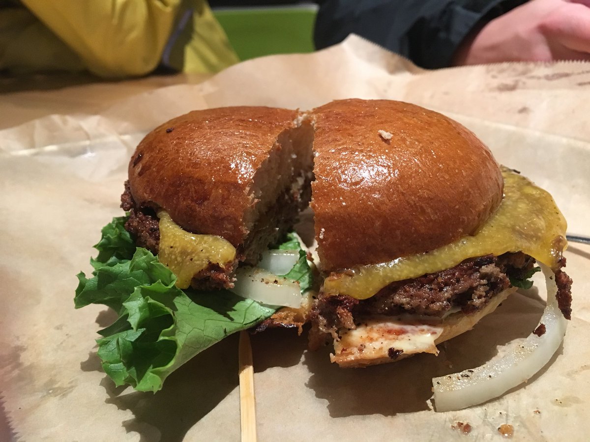 da_mann5's tweet photo. Tastes a lot like a real burger! 6/10. @ambarnes8 @ImpossibleFoods #loveastro #teachSDGs https://t.co/B1xNIPWNE0