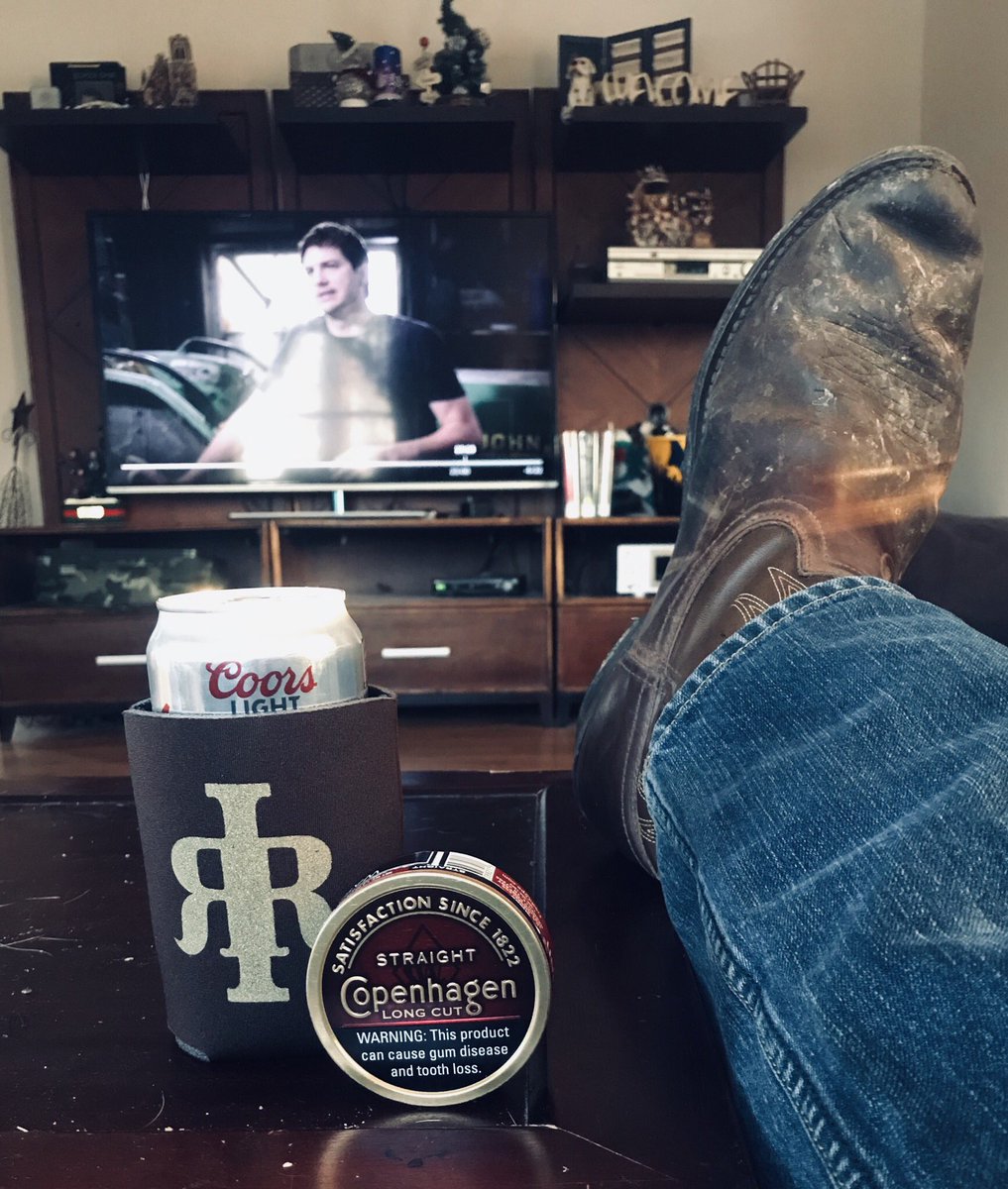 killarylied's tweet image. Waited for it and now binge watching @theranchnetflix @aplusk @CoorsLight thanks for the coozie!!! #family #part6 #theranch #bingewatching #copenhagen #cowboyboots