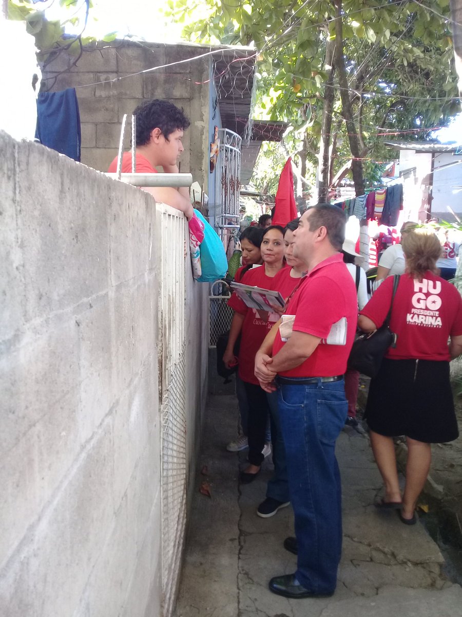 FCuscatancingo's tweet photo. Cada vez mas cerca con la poblacion visita casa por casa en #UrbanizacionMajucla #Cuscatancingo
#HugoPresidente #KarinaVicepresidenta 
#VotaFMLN https://t.co/5kY6aptjcE