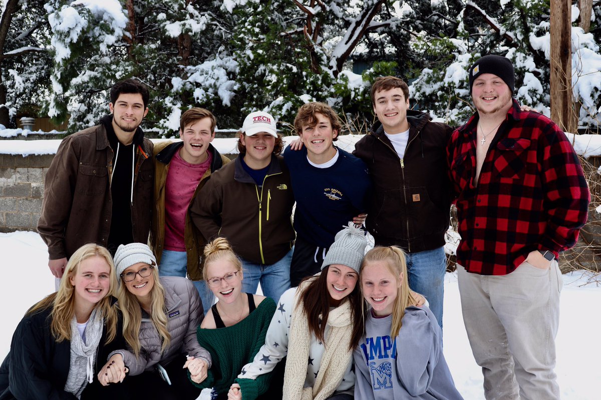 LisaMorse5's tweet photo. What causes smiles like these?? First time seeing 9 inches of snow, finals cancelled for the day, and friends like this! #TexasTech https://t.co/w1iCyhmnUM