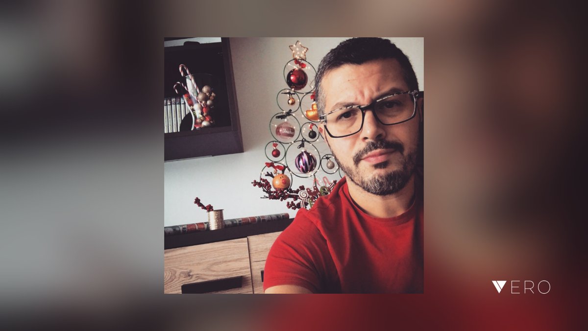 Raffaele_1782's tweet photo. • S E L F I E • X M A S • E D I T I O N...
#bottadiautostima #selfie🤳🏼#me #myself #xmas #beard #christmas #strikeapose #iPhone #apple #xmastree #noel #natale #christmastree #luci #picoftheday #dude #takeaphoto #beard #instaturin #profi… @VeroTrueSocial https://t.co/6xQwrb02Ss