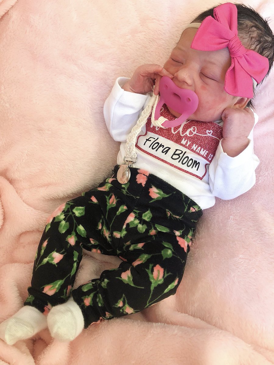 bundleofblooms_'s tweet photo. Flora Bloom born at 8:14 pm on December 7th 2018, weighing 7 lbs 8 oz &amp; measuring 19.5 inches long 🌷 https://t.co/tpJ7ZIxIcy