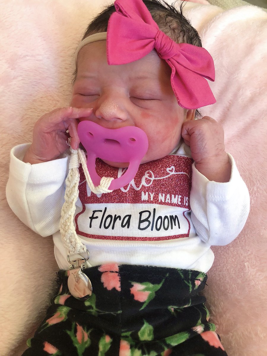 bundleofblooms_'s tweet photo. Flora Bloom born at 8:14 pm on December 7th 2018, weighing 7 lbs 8 oz &amp; measuring 19.5 inches long 🌷 https://t.co/tpJ7ZIxIcy