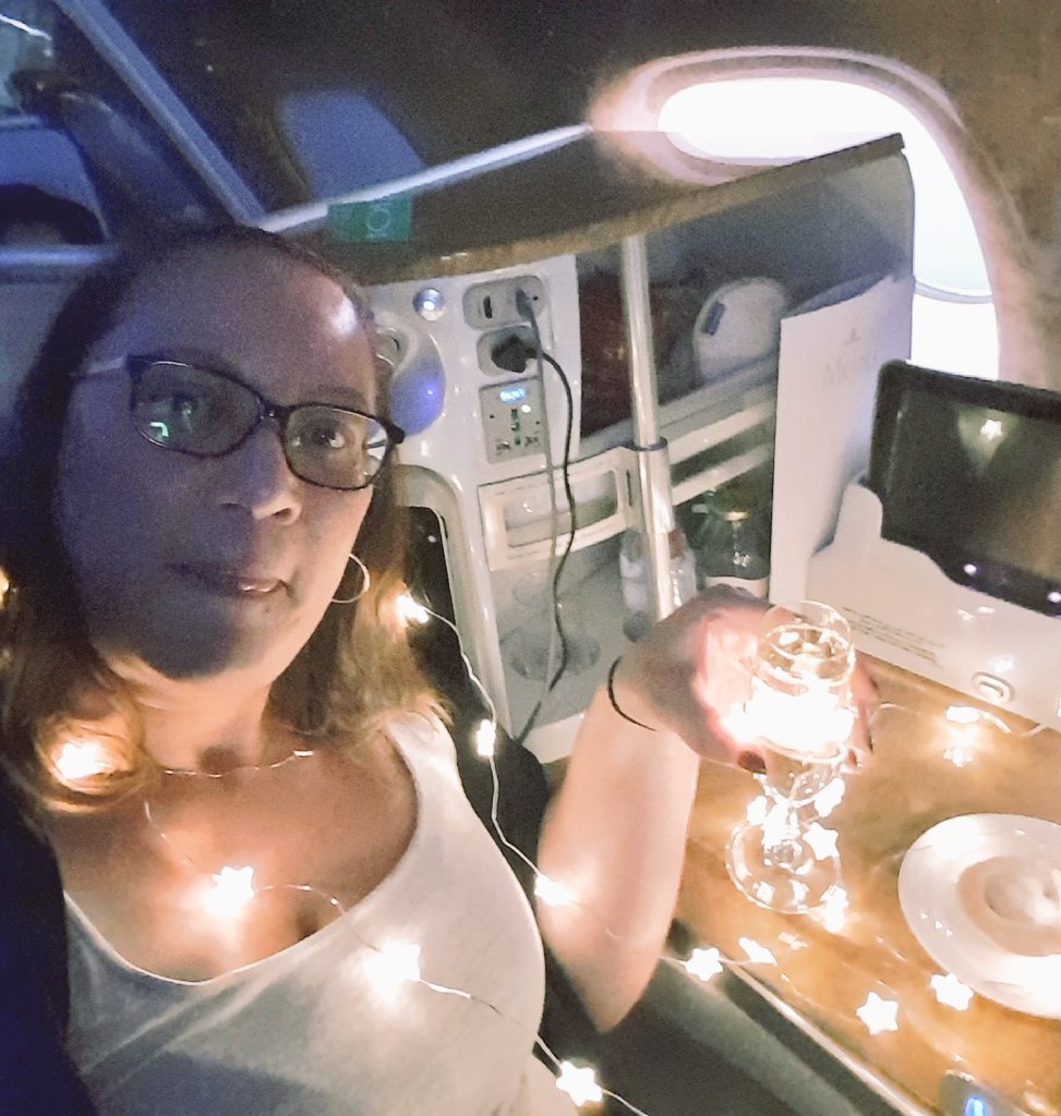 TweetsbyTashaS's tweet image. Without further ado here&apos;s my #Avgeekfairylightchallenge entry taken today on my @emirates @Airbus #A380 flight today please take into consideration the props of champers &amp;amp; a cheeky mince pie.   ... #av #travel #avgeeks #businessclassflyer #aviationgoals