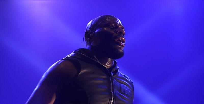 📆 @KeryJames a annoncé une date à l' @AccorH_Arena de Paris Bercy en 2019 !
https://www.mouv.fr/rap-fr/kery-james-en-plein-concert-il-annonce-une-date-l-accorhotels-arena-en-2019-346380?utm_medium=Social&utm_source=Twitter#Echobox=1544307997 …