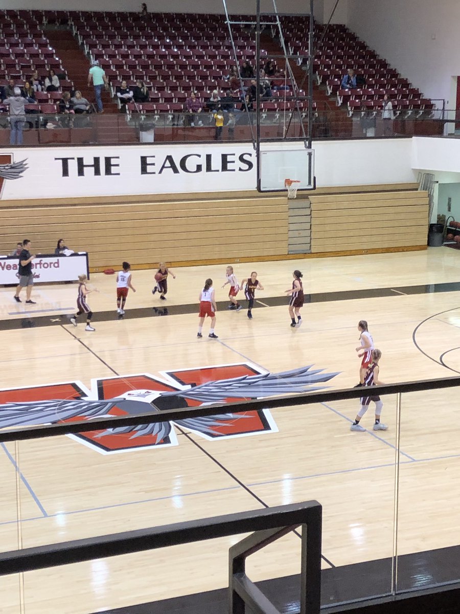 crstephens15's tweet photo. Watching a little 3rd and 4th grade basketball - future Lady Reds. #swelem #cpsreds https://t.co/HES9lD5IWn