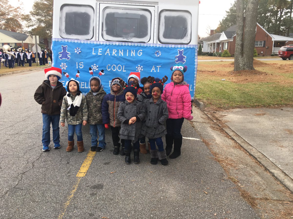 Jlovescows18's tweet photo. Bearfield Primary Pre-K students ready for the Ahoskie Christmas parade!💜💜💜 https://t.co/qTBgosmUEk