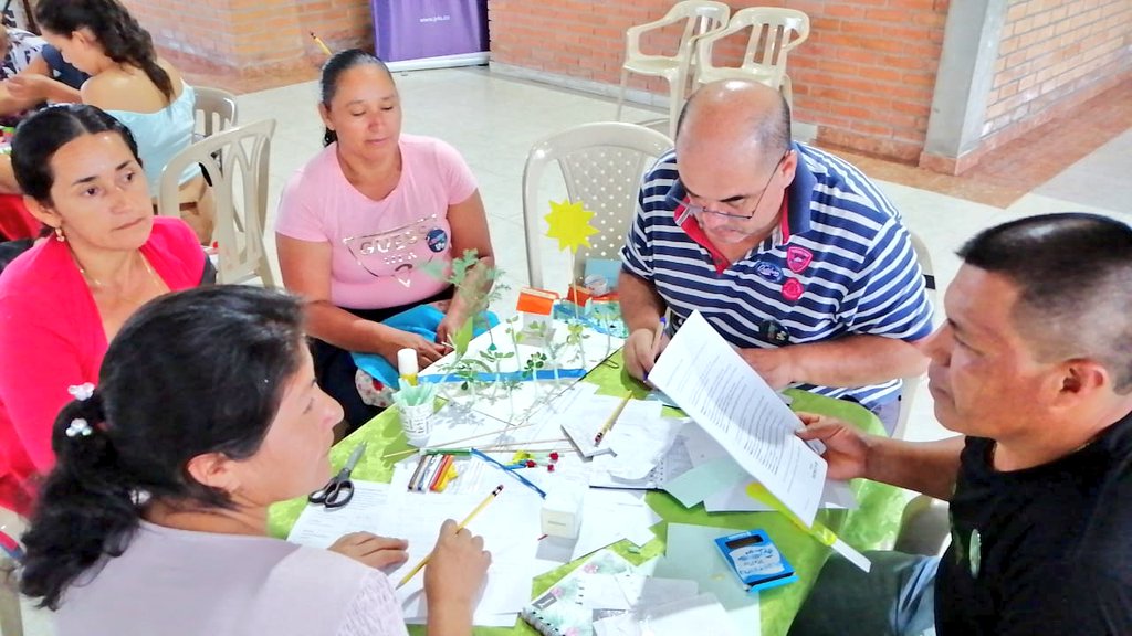 PnudColombia's tweet photo. ¡Comenzó el proceso de prototipado! 🔎🛠️Así poco poco la creatividad se va transformando en negocios 💰El Valle del Guamuez #Putumayo le apuesta al #emprendimiento y la #innovación #Ideathon2018 @ECOPETROL_SA https://t.co/lTLQpiobcK
