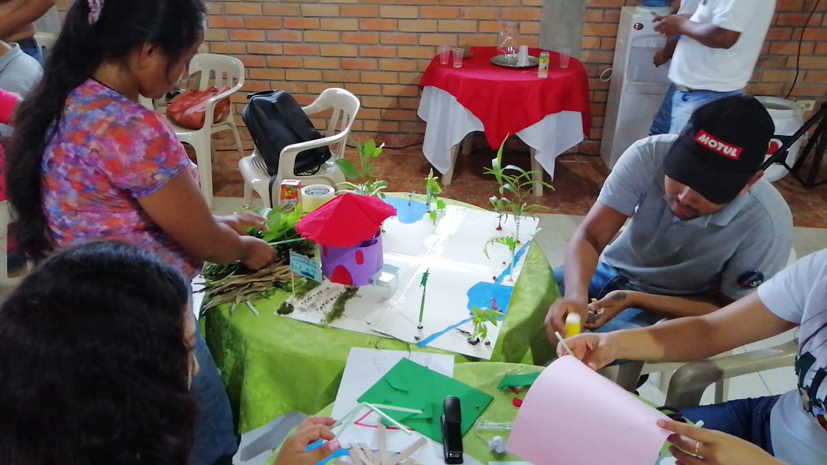 PnudColombia's tweet photo. ¡Comenzó el proceso de prototipado! 🔎🛠️Así poco poco la creatividad se va transformando en negocios 💰El Valle del Guamuez #Putumayo le apuesta al #emprendimiento y la #innovación #Ideathon2018 @ECOPETROL_SA https://t.co/lTLQpiobcK