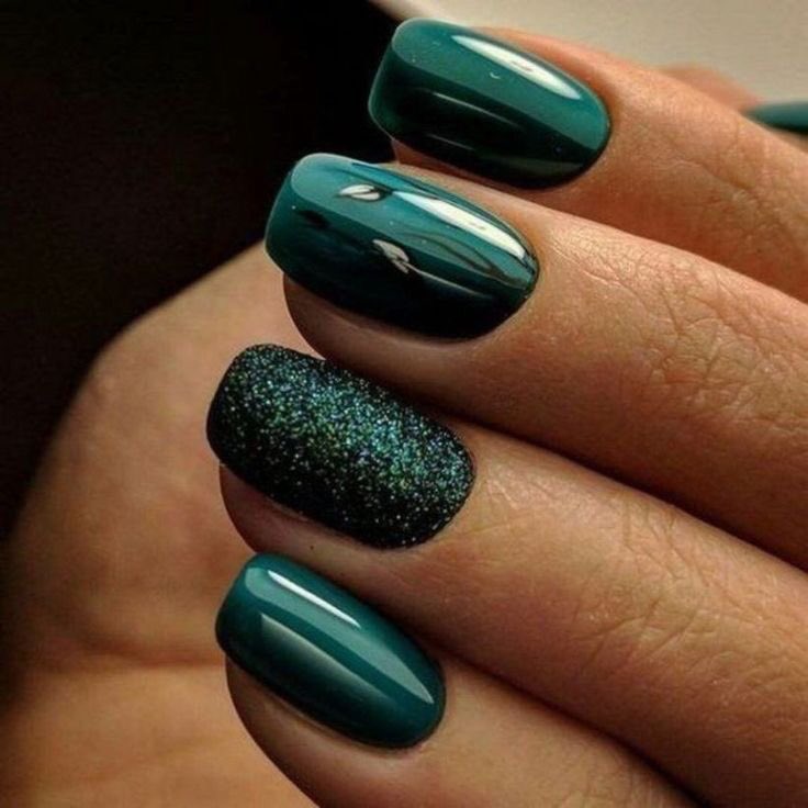 NailsforNewbies's tweet photo. Emerald green has always been one of my favourite shades, and it would be perfect for this Christmas! #emeraldgreen #nails #christmas #kyliejenner https://t.co/O3W0QUYjGd