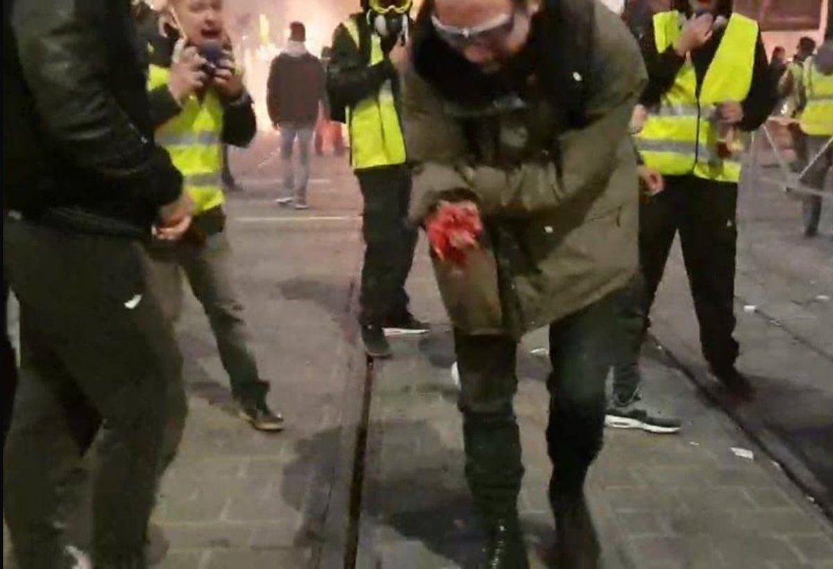Monsieur14_'s tweet photo. Lui n’aura pas de chocolat à #Noel 
#PasDeBrasPasDeChocolat #Bordeaux #GilestJaunes #GiletJaune #8decembre #8December2018 #8decembrebordeaux https://t.co/botKIPUAV5