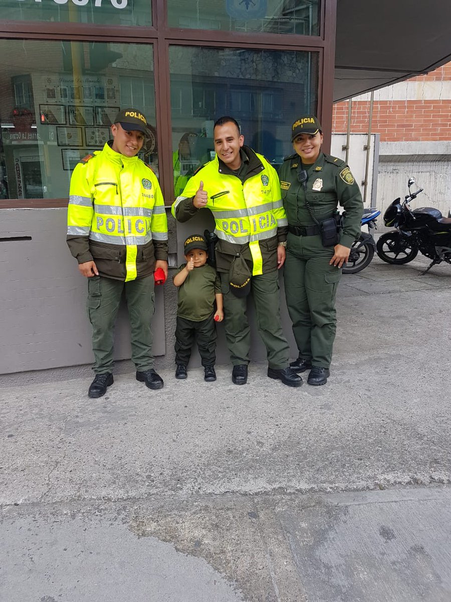 PoliciaBogota's tweet photo. El es John Betancourt, un pequeño de cuatro años de edad con una grave enfermedad a quien le cumplimos su último deseo; el de ser Policía. Dios te guarde. 🙏 #EstaciónSanCristóbal. https://t.co/dIJy16Fjkm