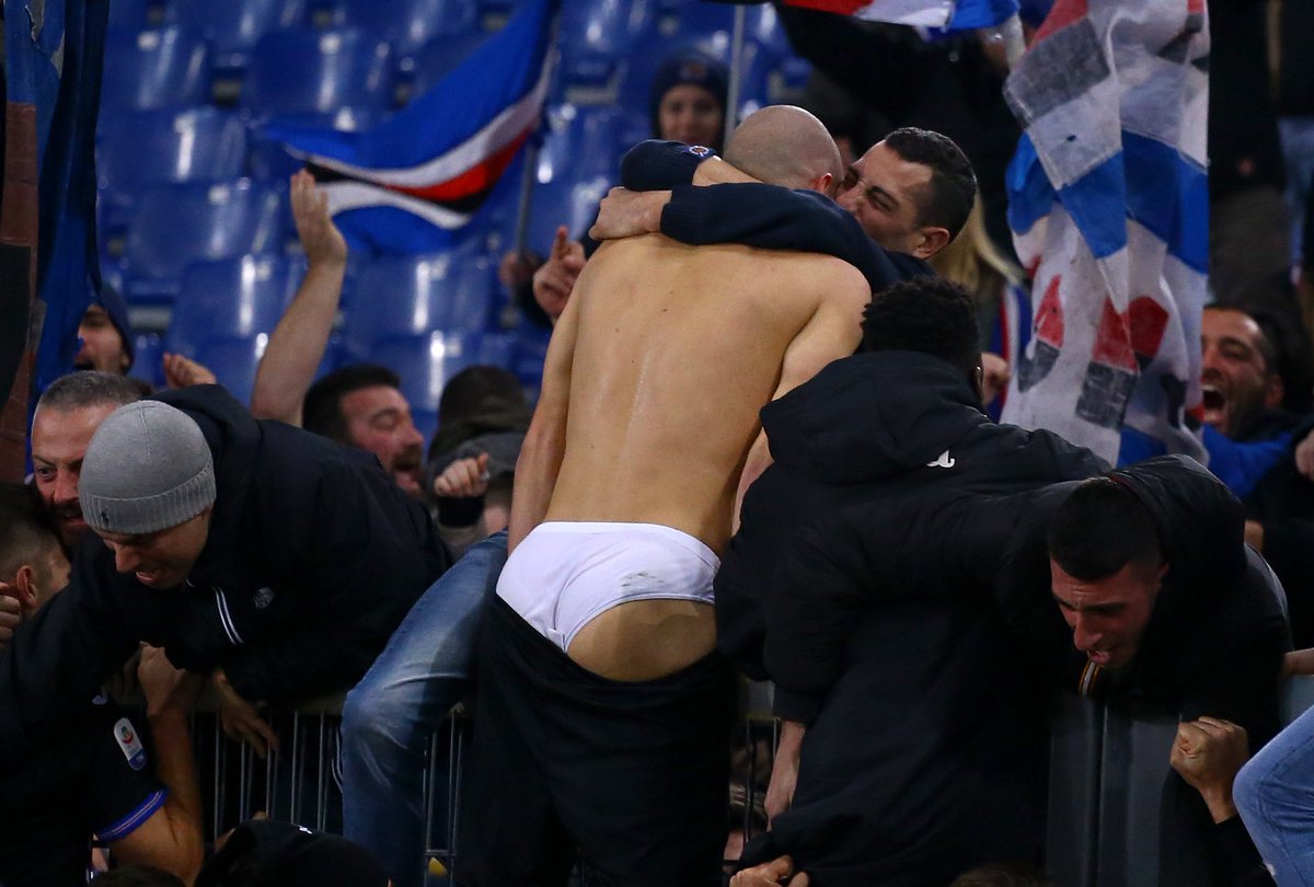 Вболівальники Сампдорії роздягли футболіста, який забив гол на 99-й хвилині і приніс нічию - изображение 3
