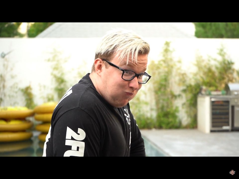GeekForGamingDK's tweet photo. Perfectly timed pause moment when you watch a @fourzer0seven vid with @MiniLaddd When you got that face, when you try not to laugh...just laugh, man ;) 
#miniladdd #Fourzer0seven #TeamBNN https://t.co/MixZCOLjZH