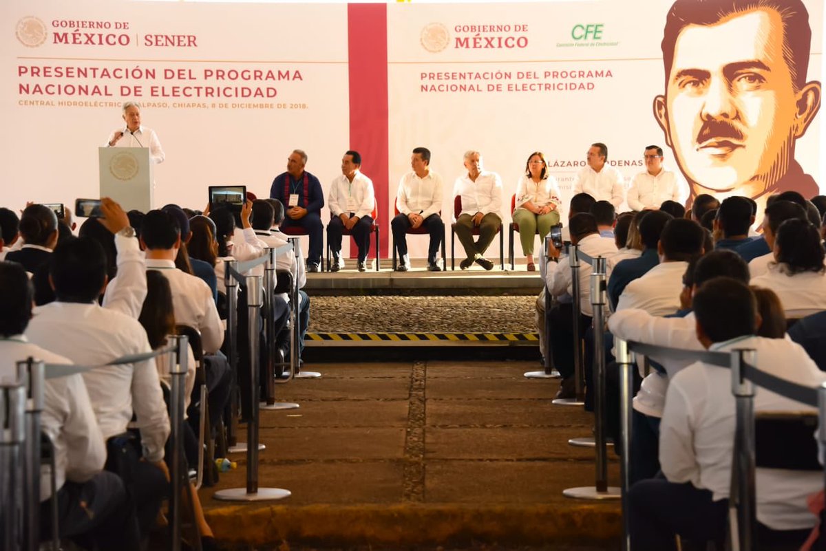 ManuelBartlett's tweet photo. 11. También, la @CFEmx capacitará talento joven y usará los 47 mil kilómetros de fibra óptica ya instalados para que toda la población tenga acceso a internet. https://t.co/vLNuvE4nXZ